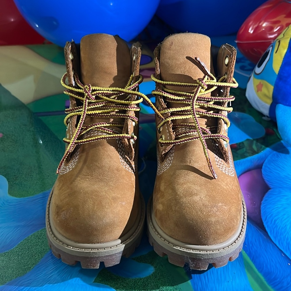 TIMBERLAND (BARELY WORN)